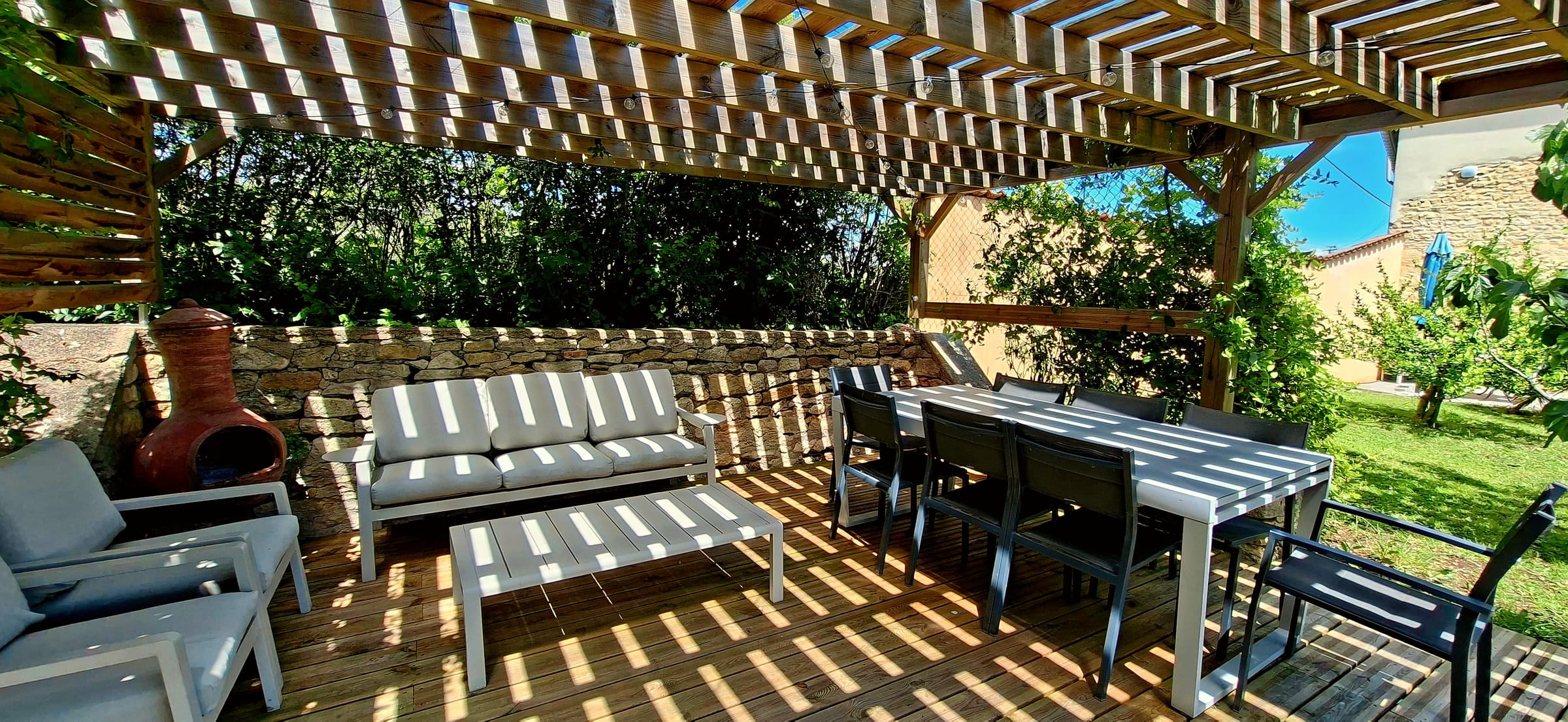 Coins détente — pergola, recoin sous l’arche, jardin face à la vallée — 1/6
