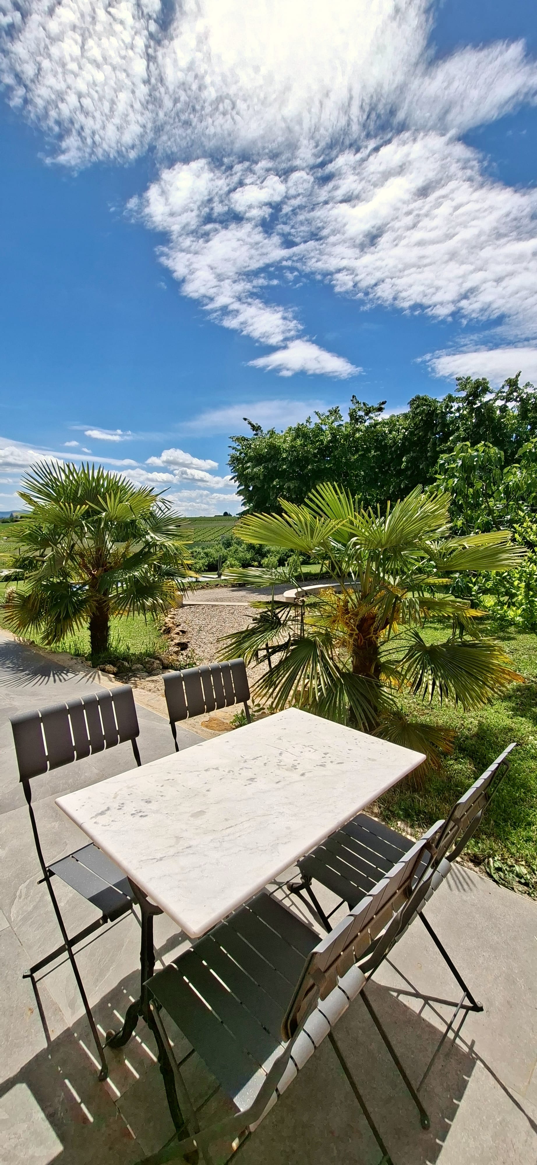 Coins détente — pergola, recoin sous l’arche, jardin face à la vallée — 3/6