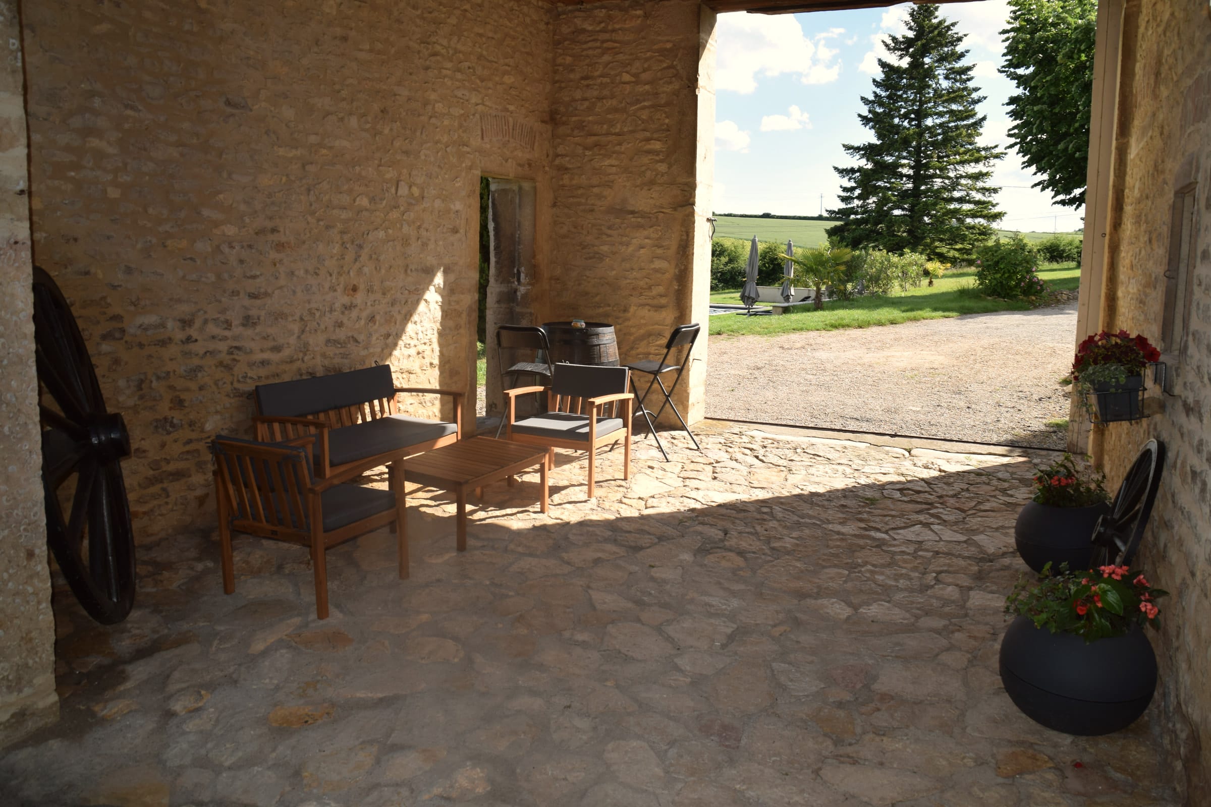 Coins détente — pergola, recoin sous l’arche, jardin face à la vallée — 6/6