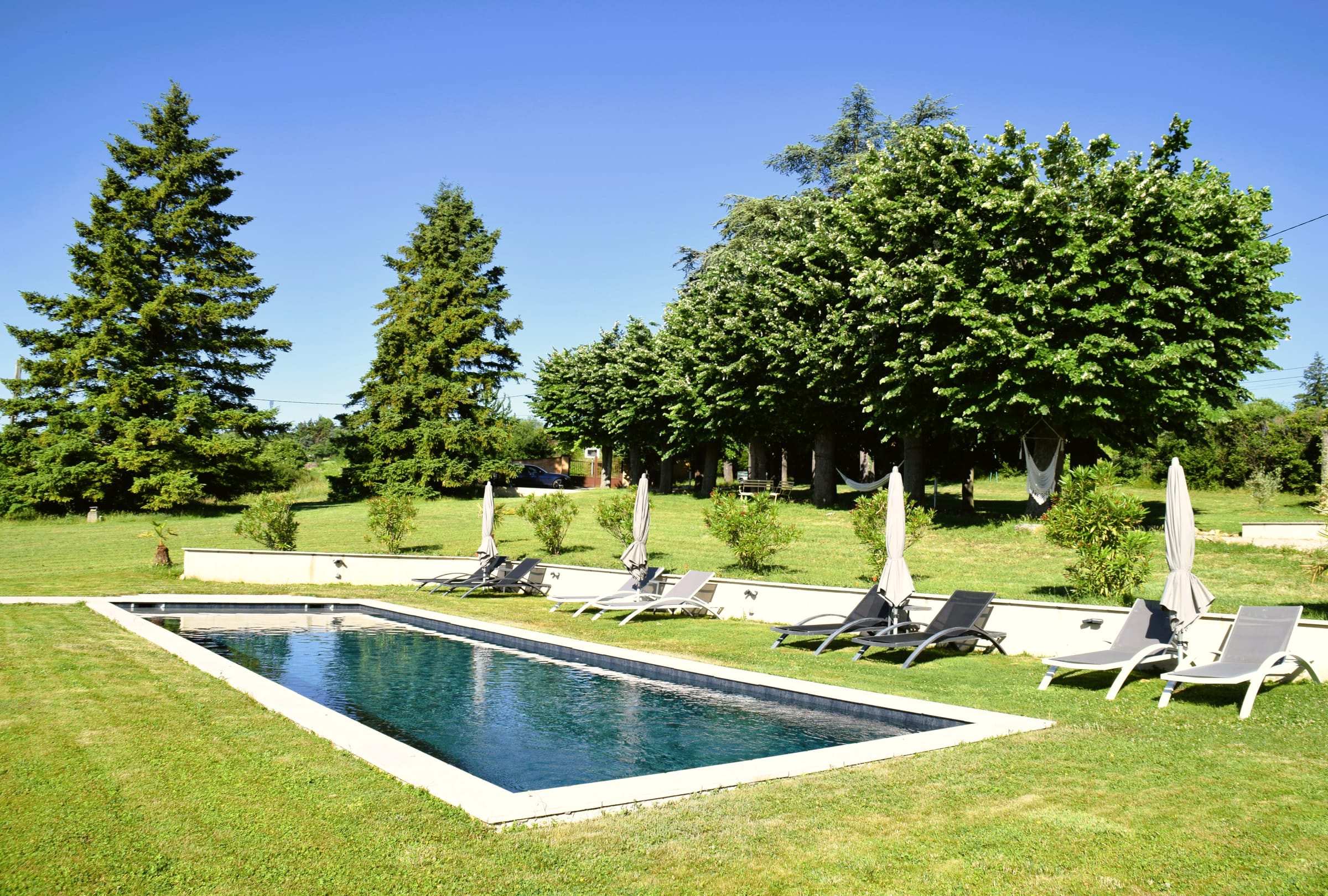 La piscine chauffée et les extérieurs de la propriété — 1/5