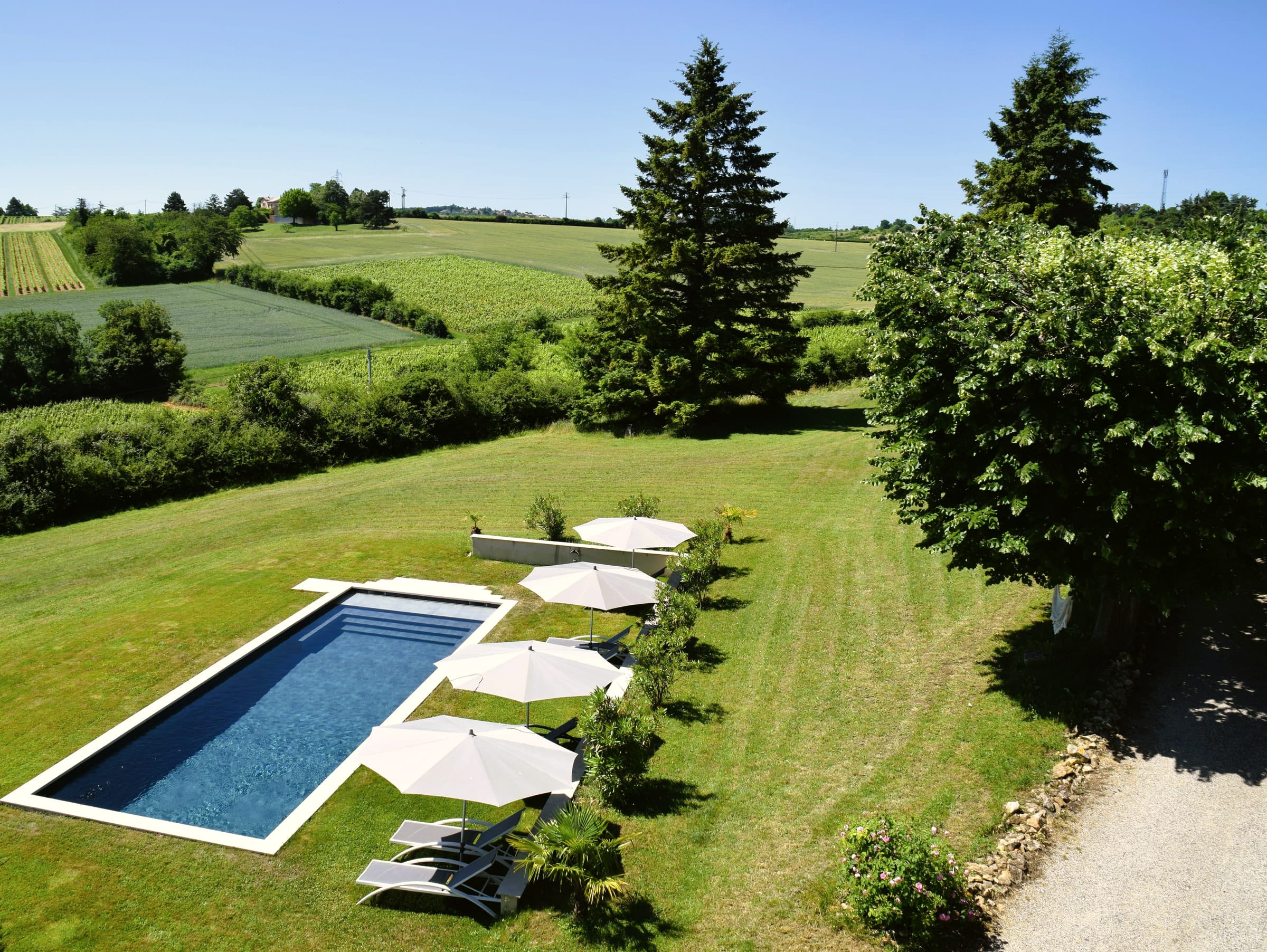 La piscine chauffée et les extérieurs de la propriété — 3/5