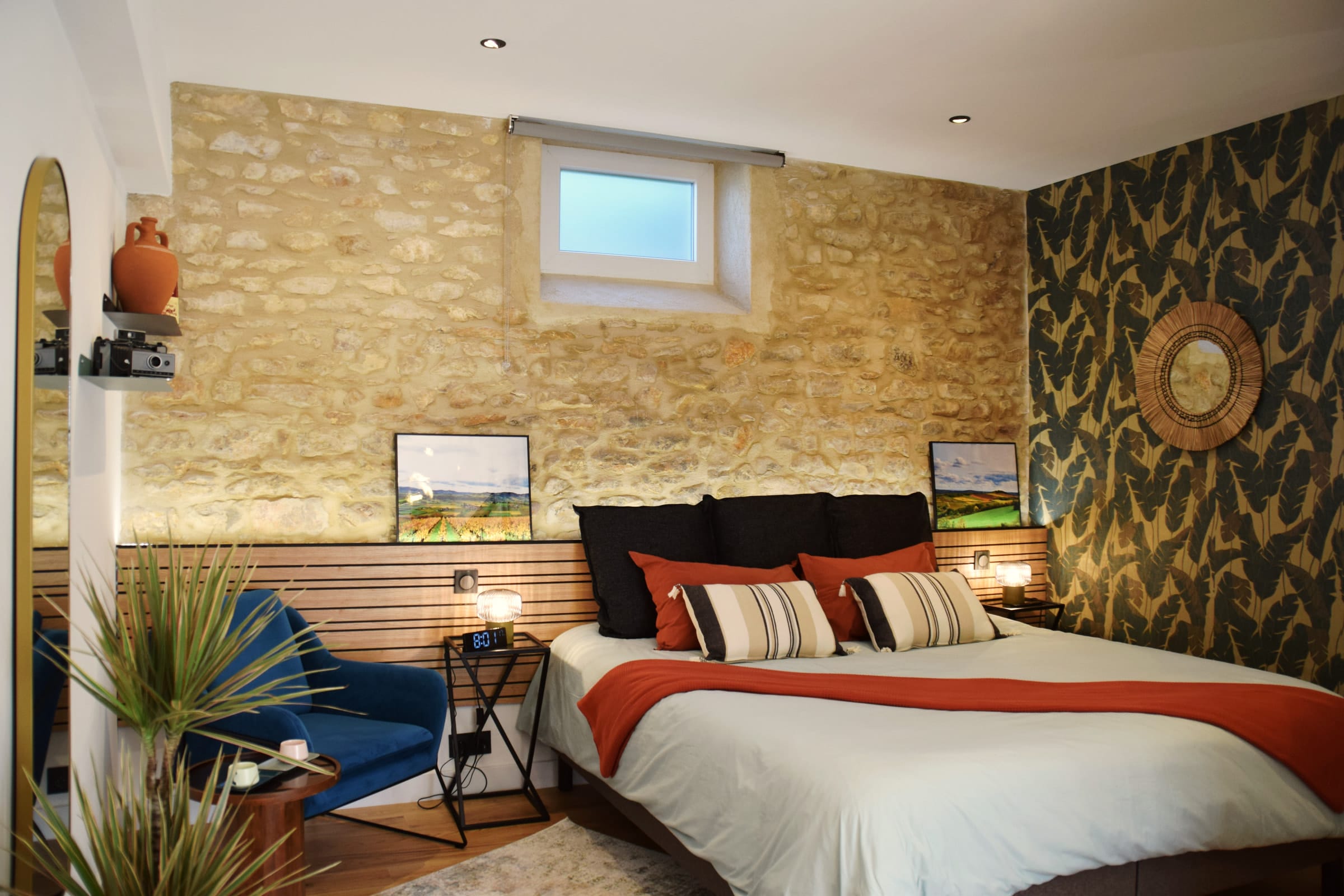 Intérieur du studio — chambre, cuisine, salle d’eau — 1/6