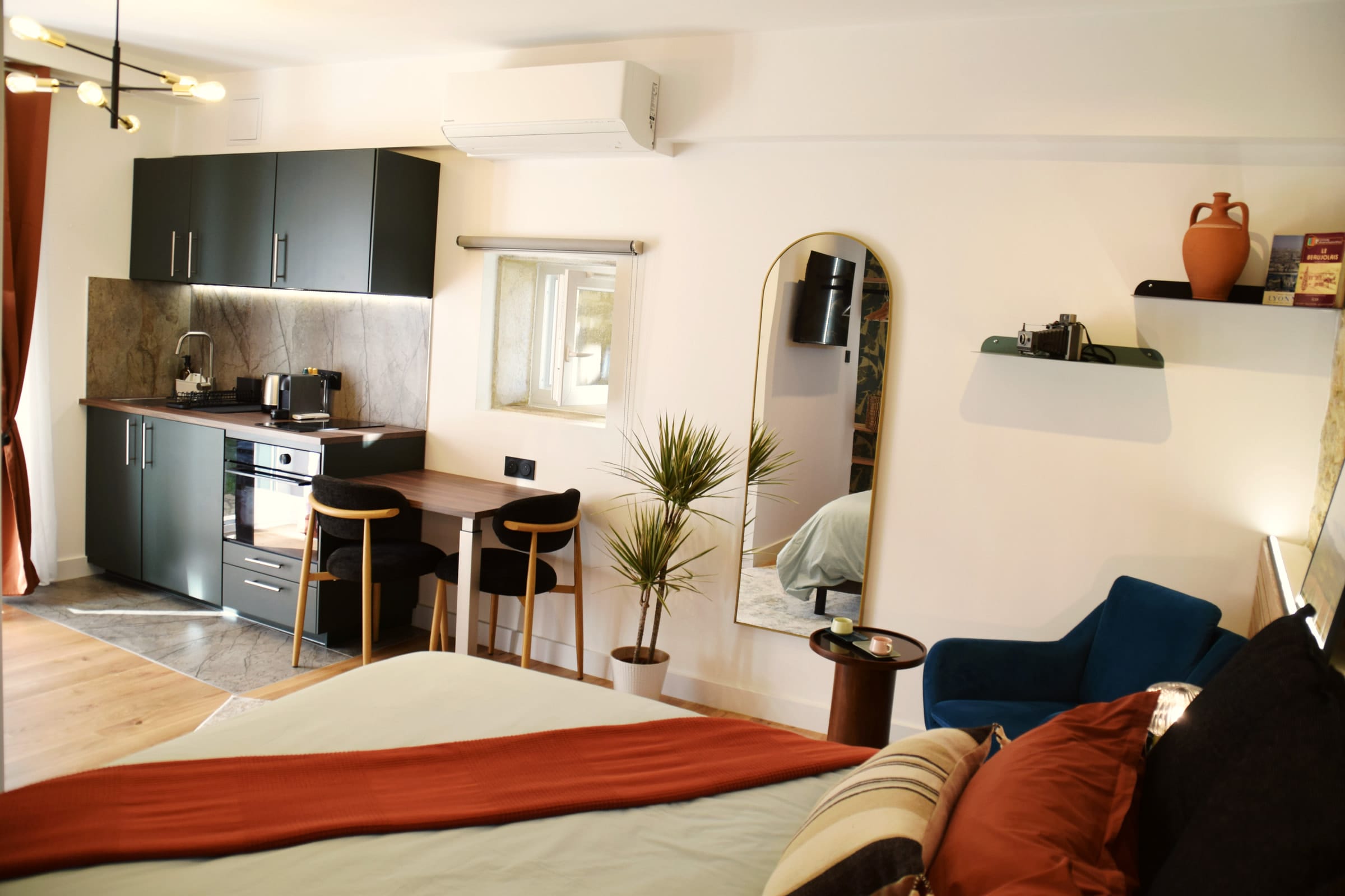 Intérieur du studio — chambre, cuisine, salle d’eau — 2/6