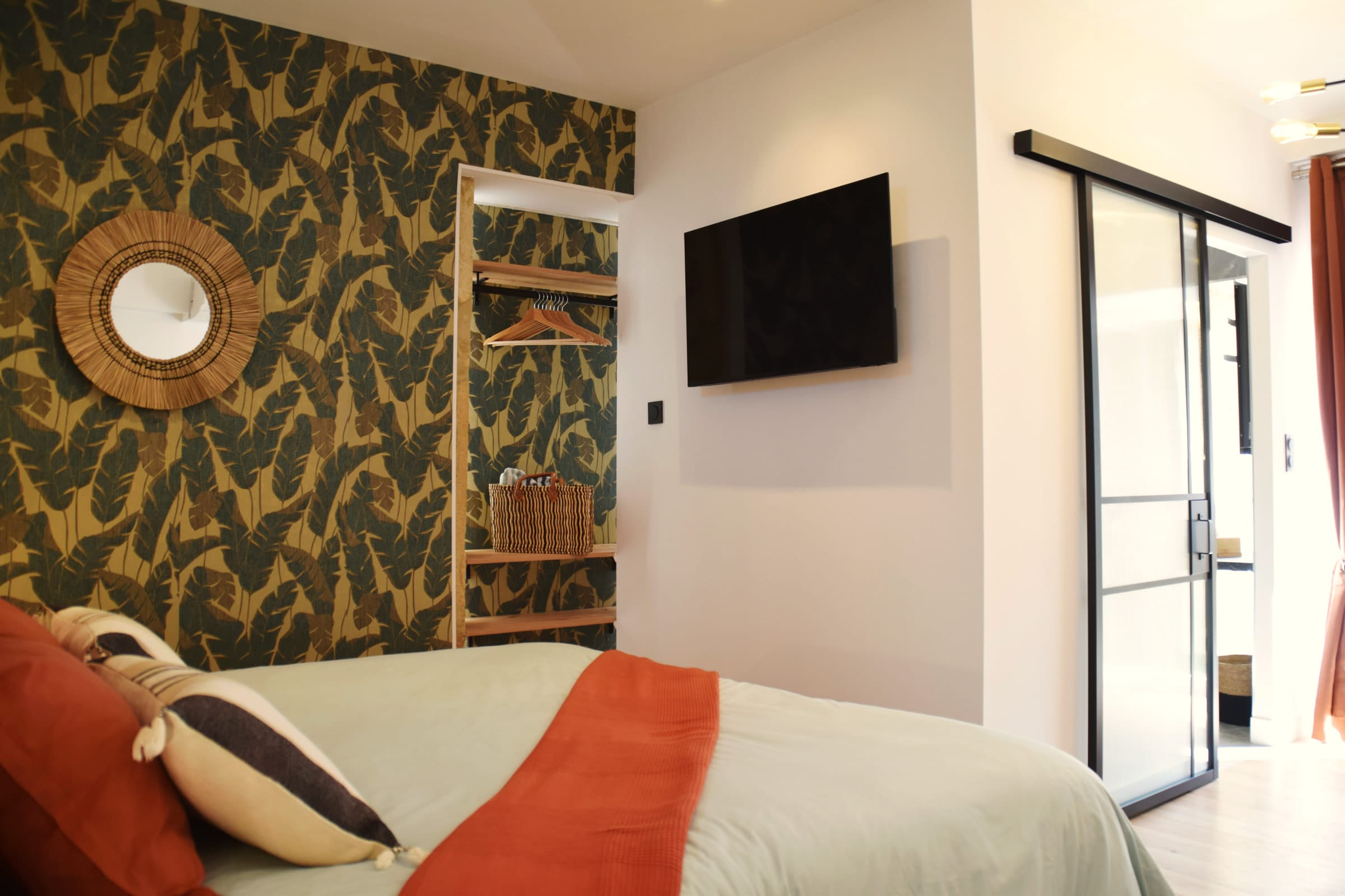 Intérieur du studio — chambre, cuisine, salle d’eau — 3/6