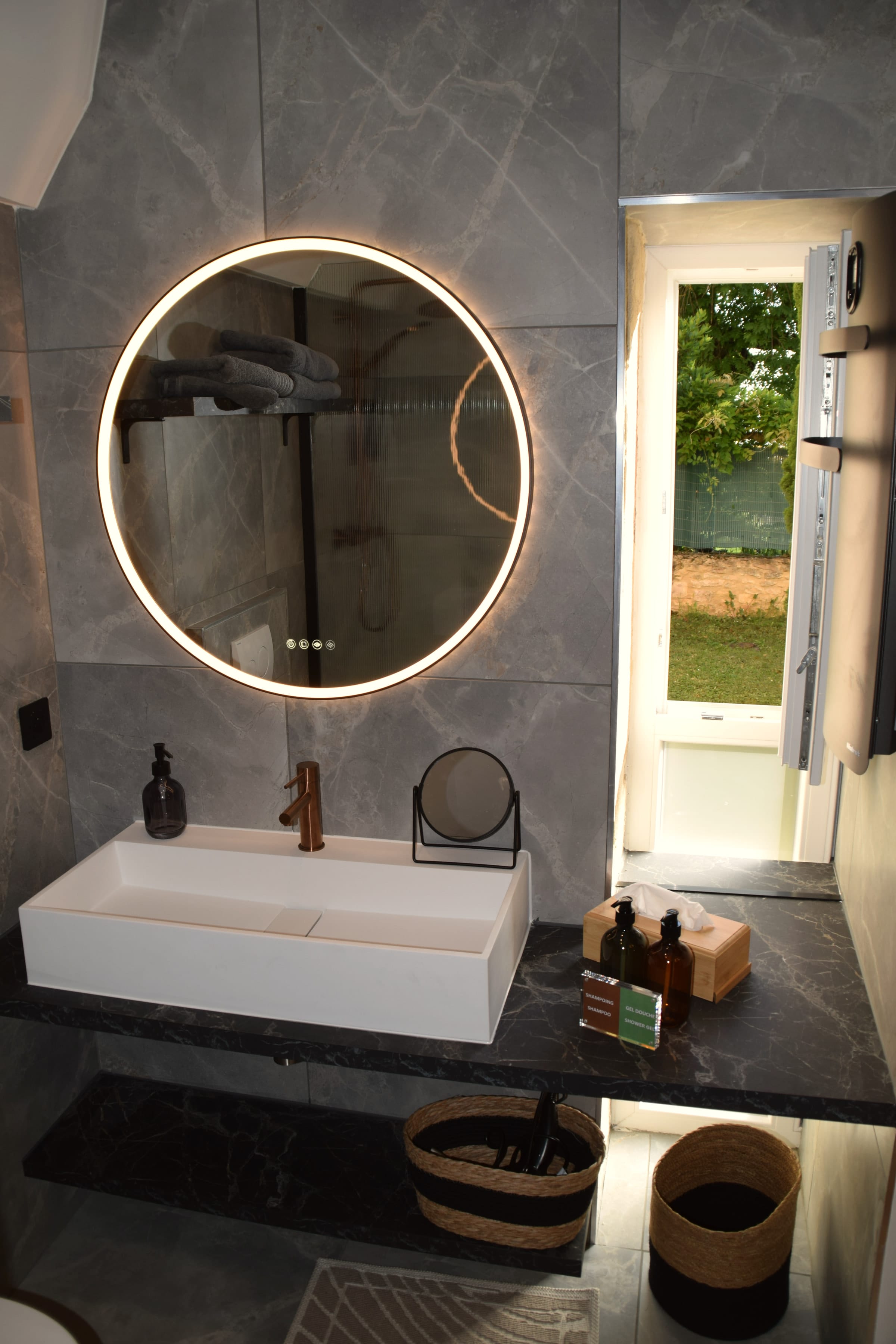 Intérieur du studio — chambre, cuisine, salle d’eau — 4/6