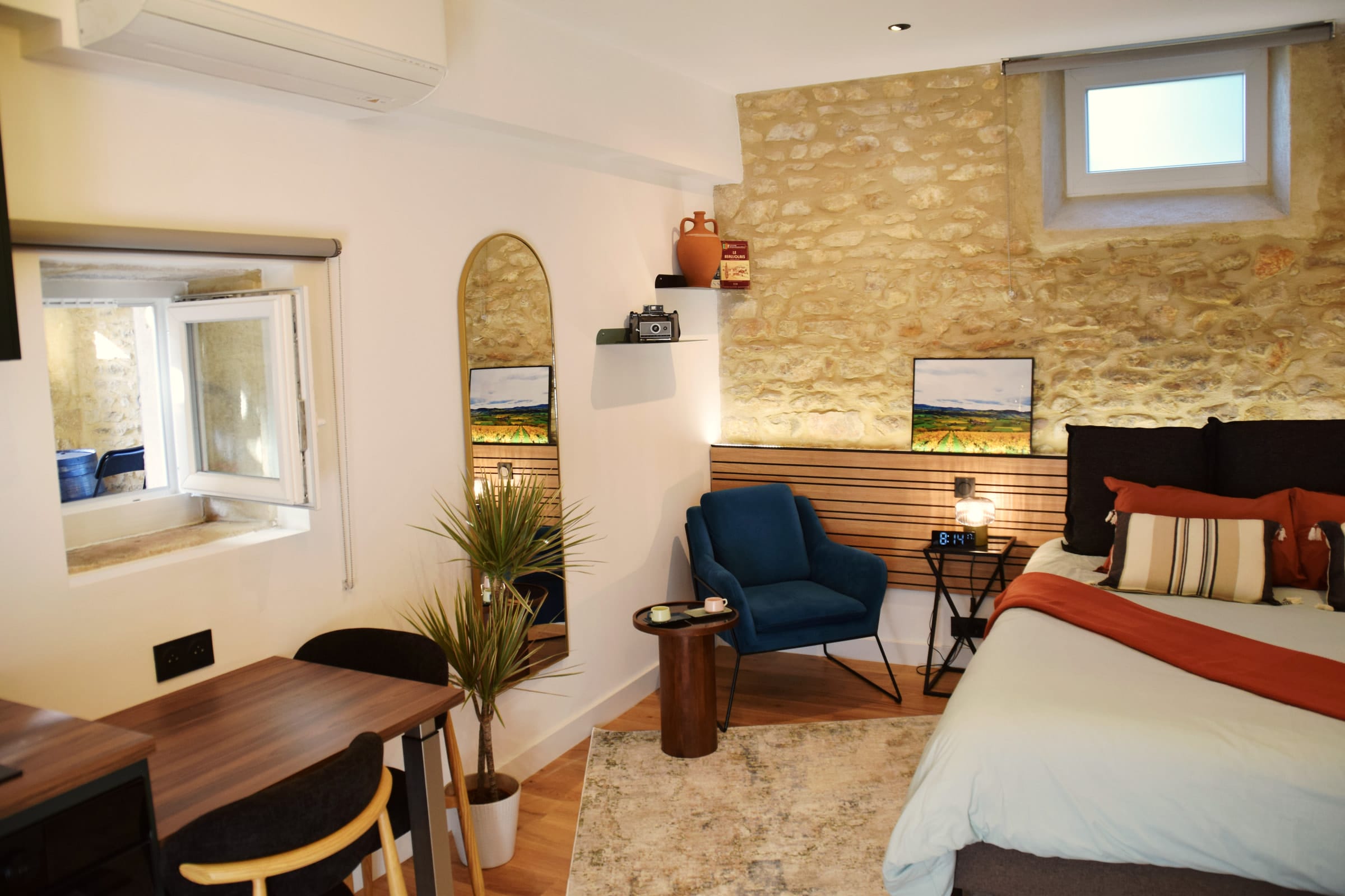 Intérieur du studio — chambre, cuisine, salle d’eau — 5/6