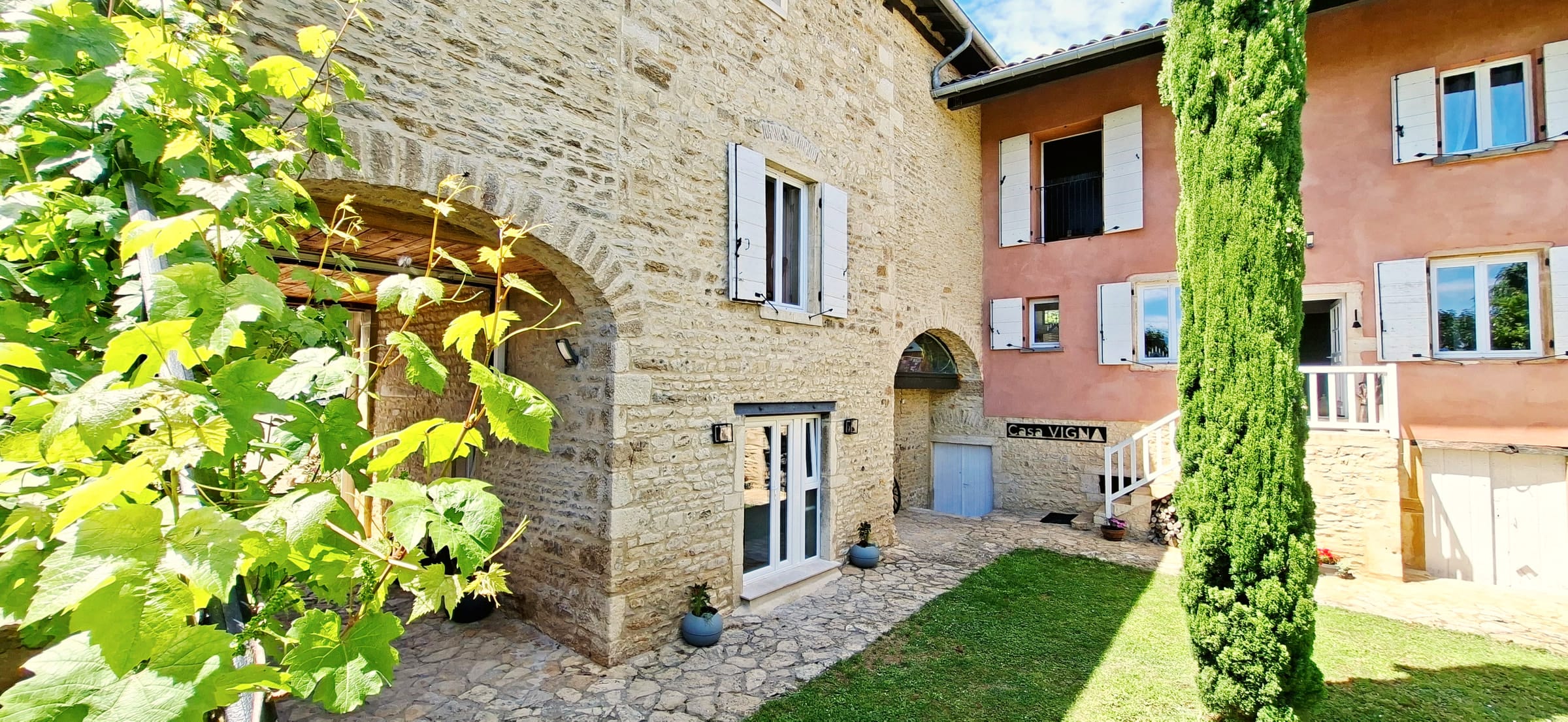 Les terrasses de la propriété et la vallée du Beaujolais — 1/2