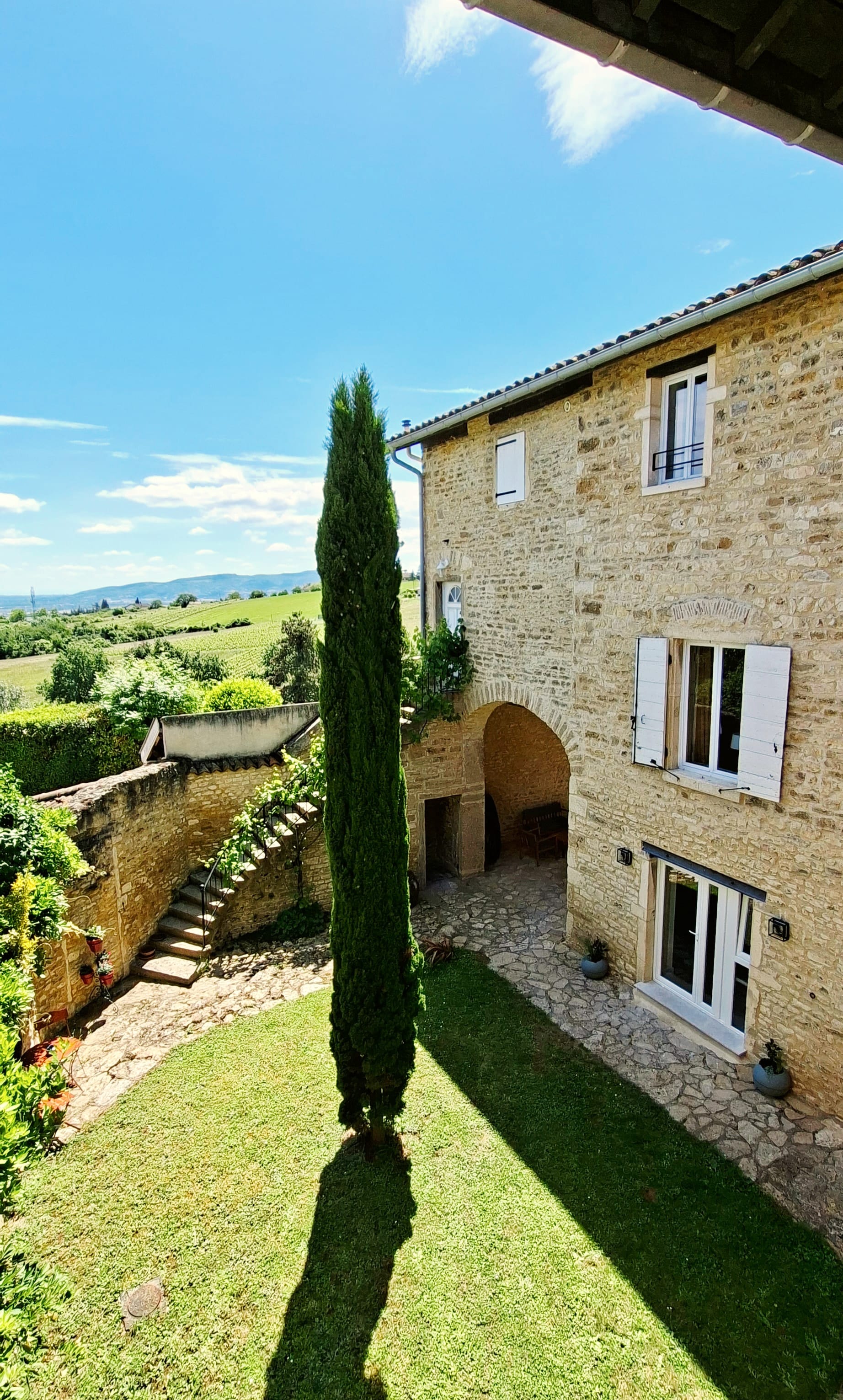 Les terrasses de la propriété et la vallée du Beaujolais — 2/2